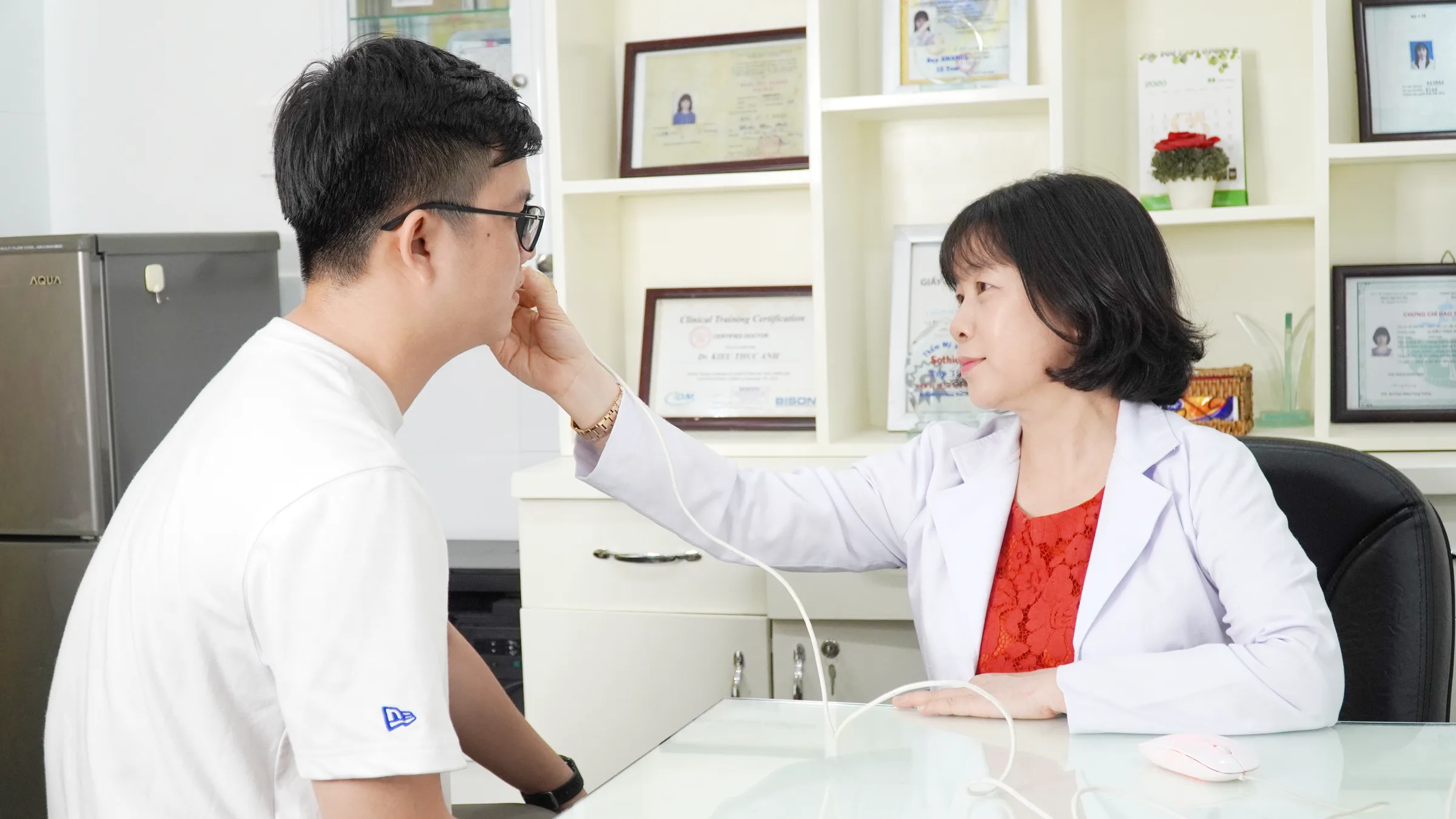 Bác sĩ Kiều Thục Anh soi da
