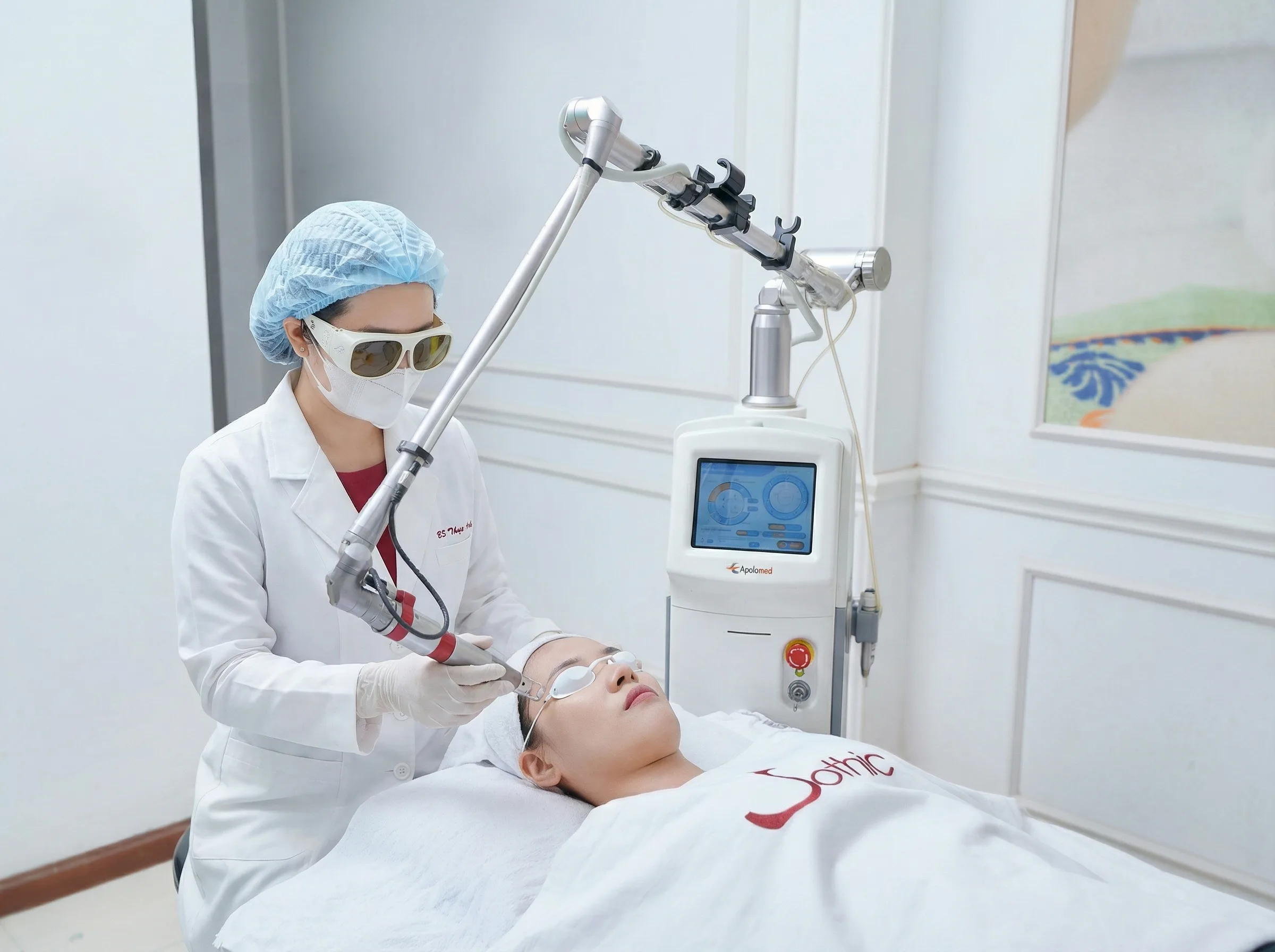 Bác sĩ tại Sothic thao tác thủ thuật laser