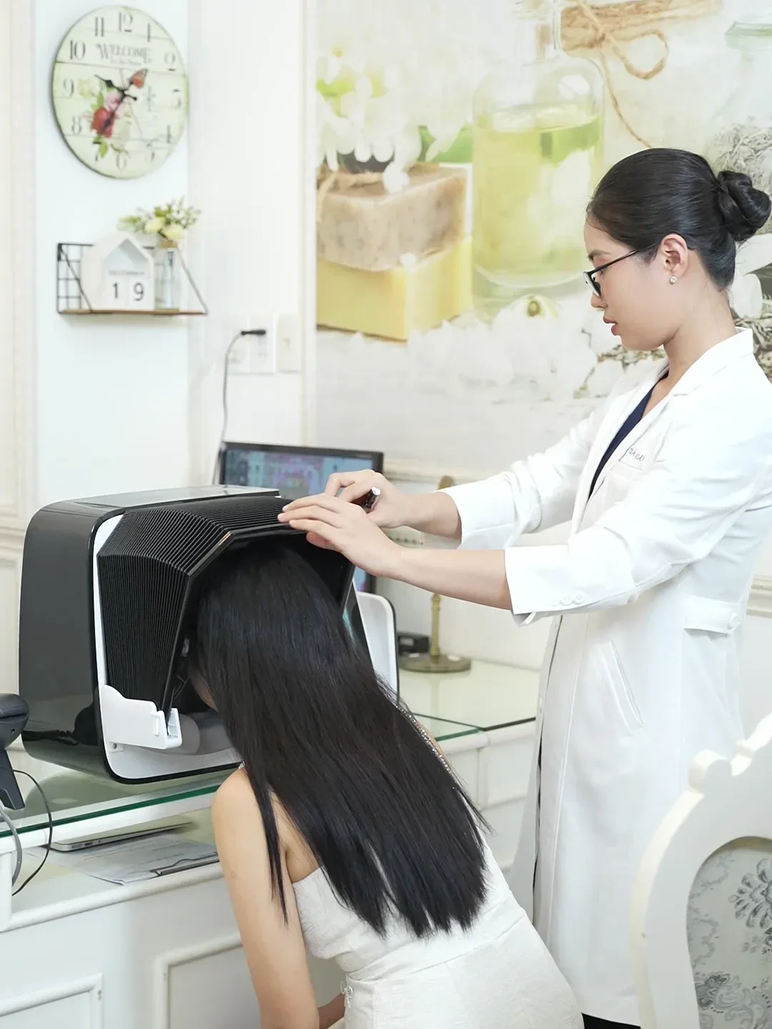 Bác sĩ tại Sothic soi da bằng máy để đánh giá tình trạng da cho khách trước khi điều trị