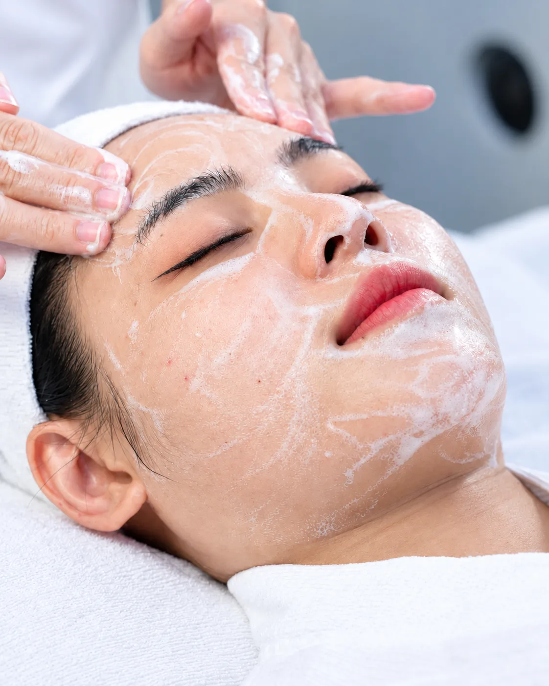 Làm sạch da mặt bằng bọt rửa mặt tại Sothic
