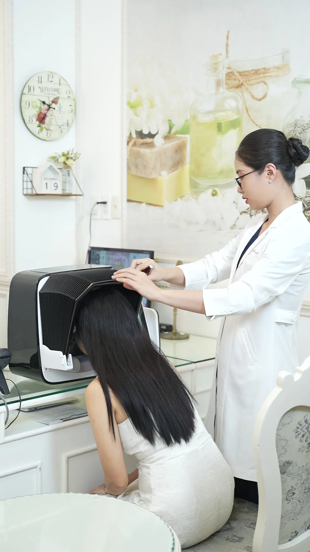 Soi da bằng máy tại Sothic để phân loại sẹo rỗ trước khi lên phác đồ