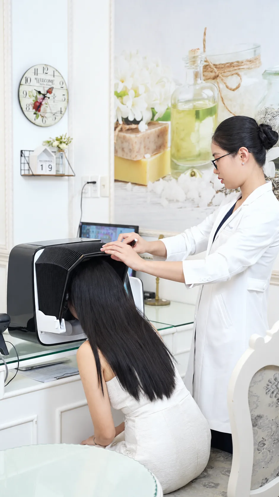 Bác sĩ Sothic soi da đánh giá tình trạng da trước khi tư vấn công nghệ trẻ hóa