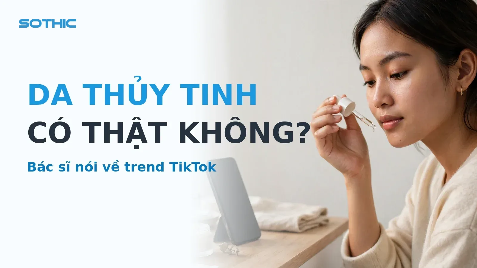 Thumbnail bài viết Da thủy tinh có thật không — phụ nữ châu Á thoa serum dưỡng da trước điện thoại